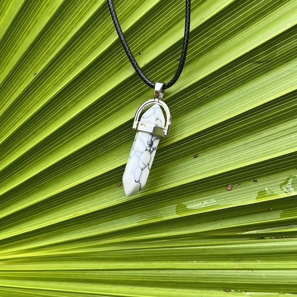 HOWLITE STONE PENDANT NECKLACE - Picture 1 of 3